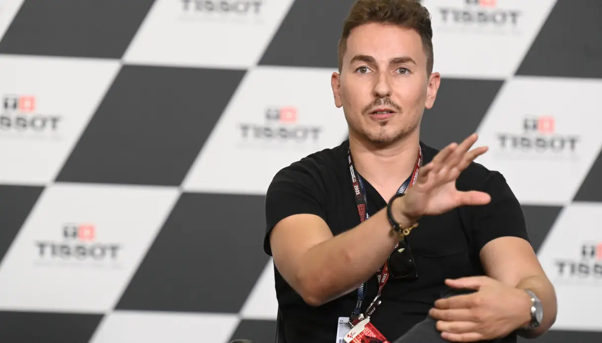 Jorge Lorenzo révèle le pouls implacable de la MotoGP, se demandant si la confiance est la nouvelle vitesse dans la course.