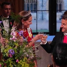 La princesse de Galles trinque avec le président français Emmanuel Macron lors du dîner de gala donné en son honneur, le 8 juillet 2025 au château de Windsor.