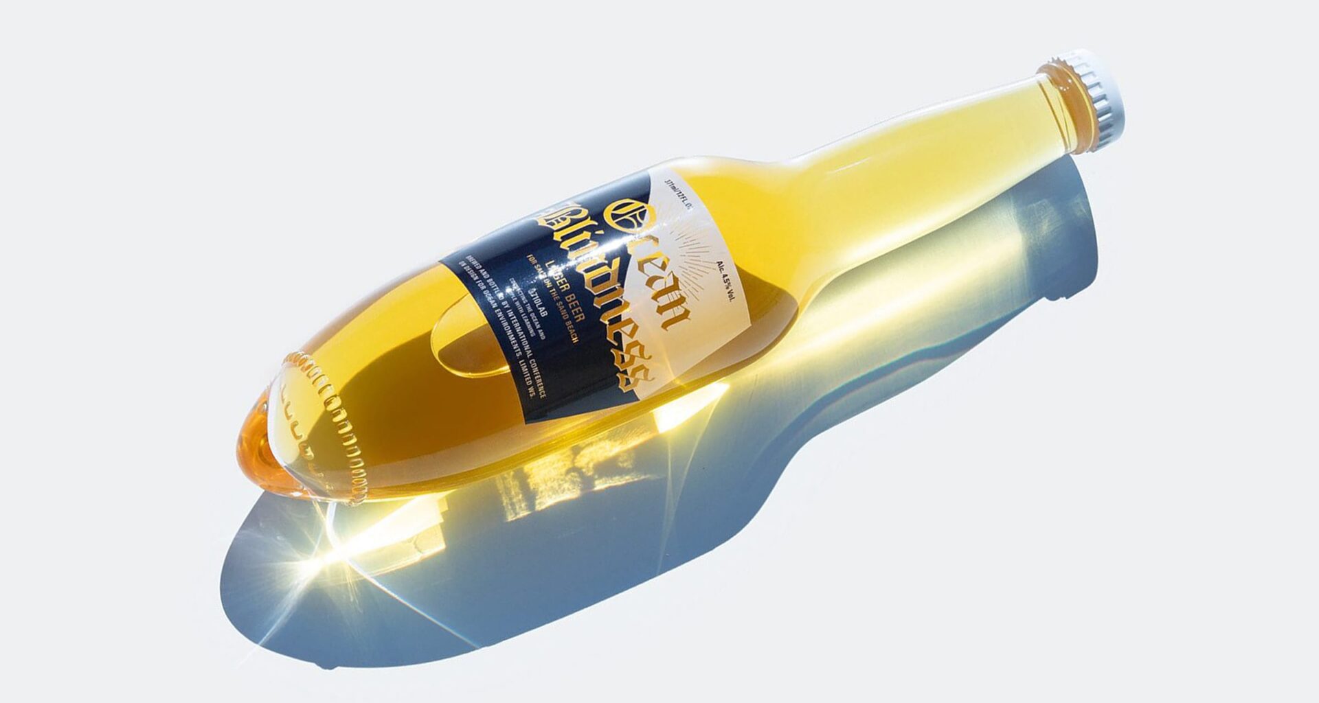 Cette bouteille de bière se plante dans le sable grâce à son design arrondi