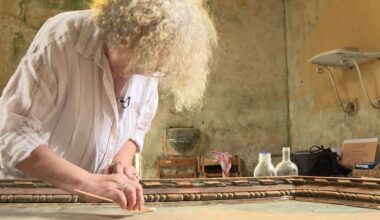 "Il faut penser à l'oeuvre et à celui qui les a peintes avec énormément de passion et de dévotion." A Plabennec, une célébrité d'"Affaire conclue" restaure les tableaux de la chapelle