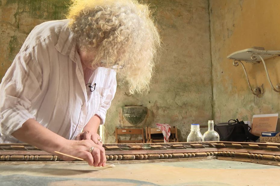 "Il faut penser à l'oeuvre et à celui qui les a peintes avec énormément de passion et de dévotion." A Plabennec, une célébrité d'"Affaire conclue" restaure les tableaux de la chapelle