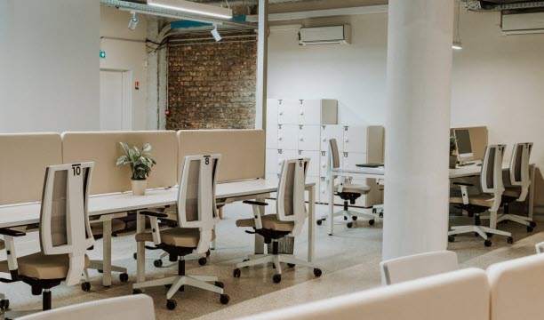 L’espace de coworking et ses 18 postes de travail tel qu’il est proposé par Les Compotes dans le quartier du Neudorf, à Strasbourg.   Photo archives Sébastien North