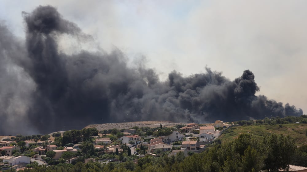 Incendie aux Pennes-Mirabeau : avions cloués au sol, appel à confinement... suivez notre direct - La Provence
