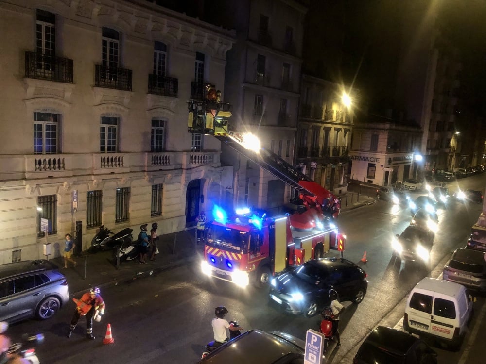 Les manipulations hasardeuses d'un enfant avec une alarme incendie précipitent l'intervention d'une vingtaine de marins-pompiers