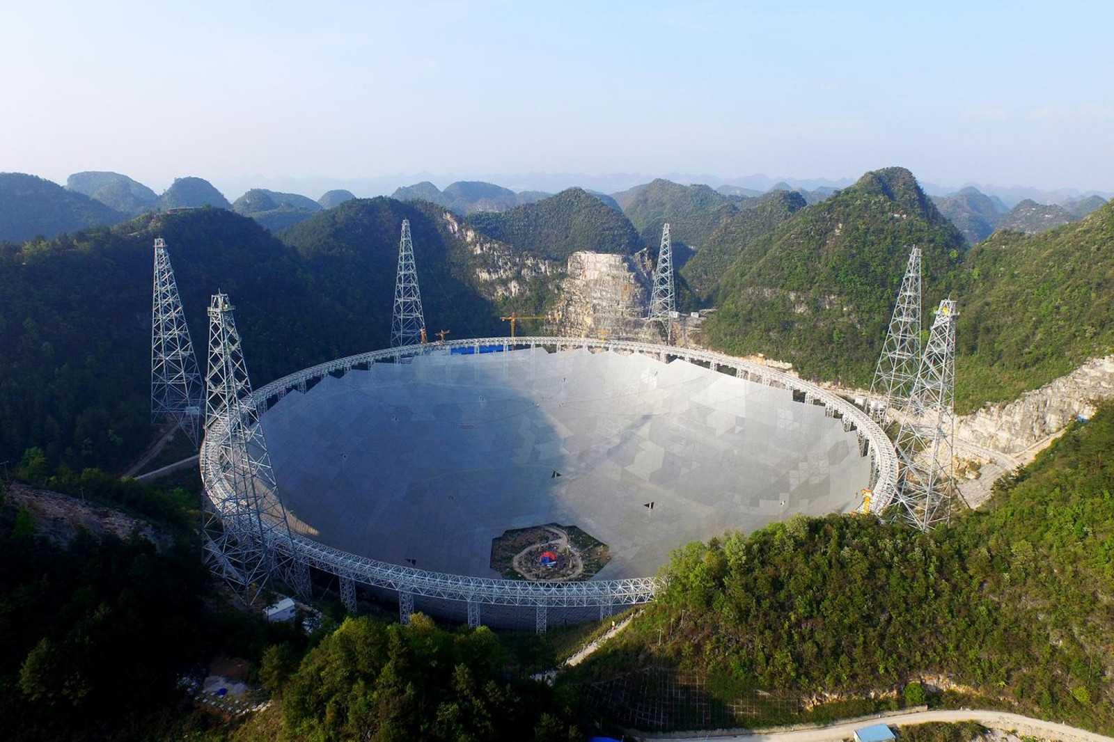 Photographie aérienne du radiotélescope Fast, d'un diamètre de 500 mètres, situé dans la province de Guizhou, au sud-ouest de la Chine. © NAOC