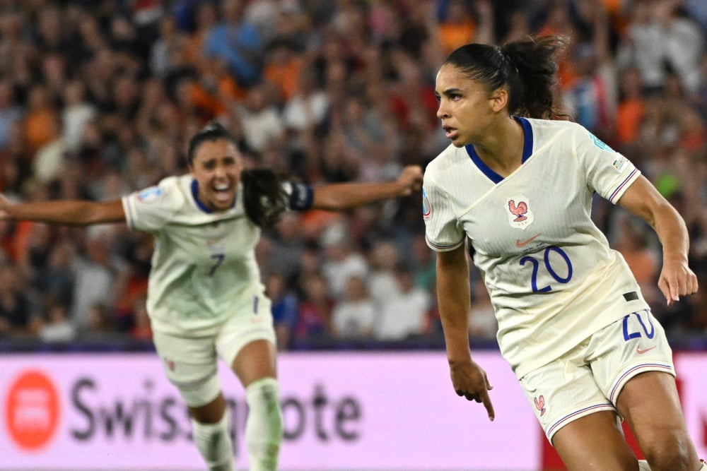 Euro 2025 : après leur victoire face aux Pays-Bas (5-2), les Bleues filent en quarts face à l'Allemagne
