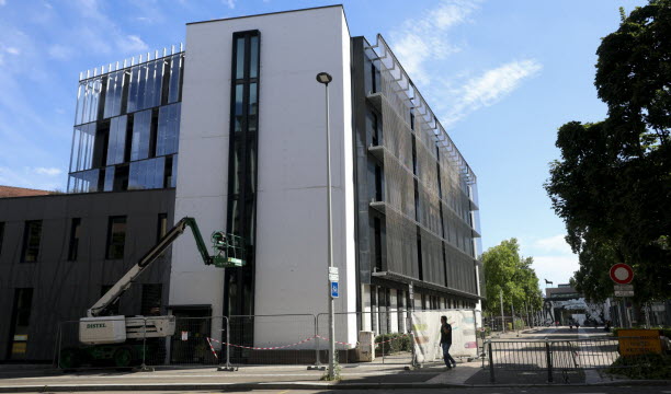 La façade du bâtiment de l’Institut National du Service Public (INSP, ex-ENA) est dé-végétalisée en attendant la pousse de plantes plus résilientes.   Photo Franck Kobi