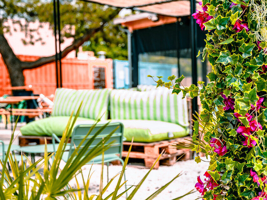 L'établissement dispose de 750m² de terrasse.