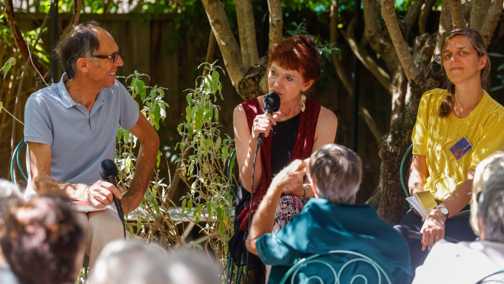 L’autrice Nancy Huston rencontre ses lecteurs à la librairie Le Bleuet, à Banon