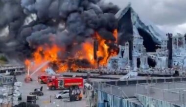 les images impressionnantes de la scène principale du festival en feu