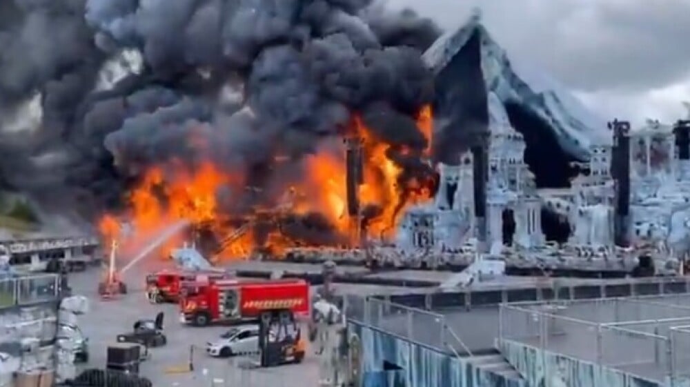 les images impressionnantes de la scène principale du festival en feu