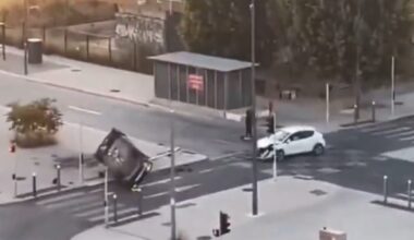 percutée lors d'une course-poursuite, une voiture de police fait un tonneau à la Busserine