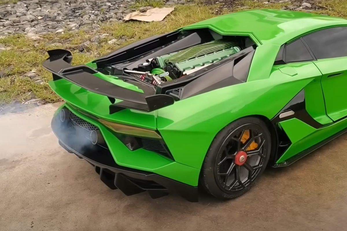 Il construit sa Lamborghini radiocommandée, avec un moteur V12 : un vraie supercar miniature !