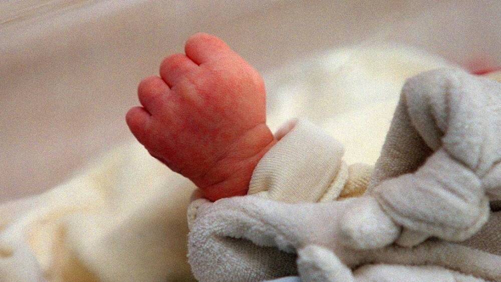 "Un petit garçon avait joué avec le bébé", selon la famille