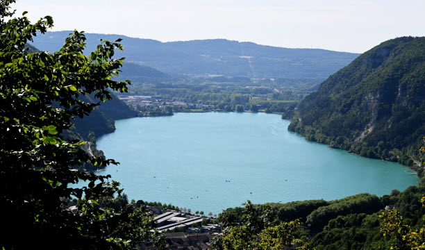 Le lac de Nantua depuis la route. Photo Catherine Aulaz