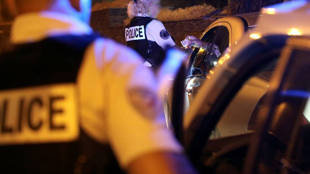 départs d'incendie et policiers blessés après des tirs de feux d'artifice près du Parc Corot