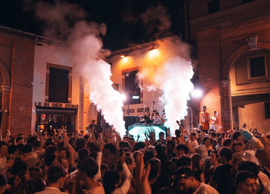 ce célèbre bar de la place Saint-Pierre rouvre, ce qu'il faut savoir