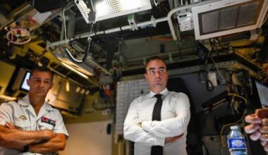 Sébastien Lecornu sur le pont à la base navale de Toulon
