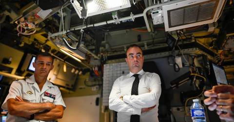 Sébastien Lecornu sur le pont à la base navale de Toulon