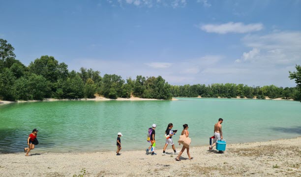 Les baigneurs ne sont pas déçus par le lac et ses eaux turquoise. Photo Amandine Eymes