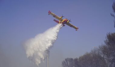 Entre Esparron-de-Verdon et Allemagne-en-Provence, un feu de forêt poursuit sa propagation, et brûle 15 hectares