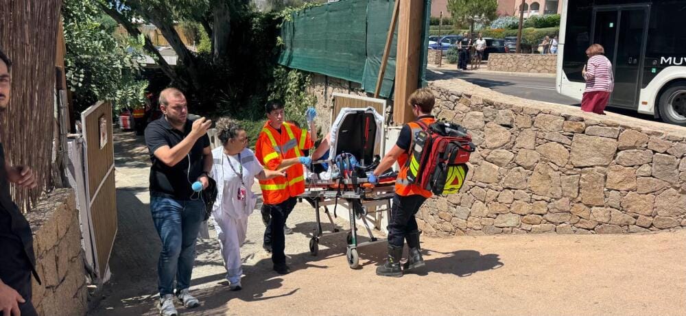 Les personnes en urgence relative sont évacuées vers l'hôpital d'Ajaccio.