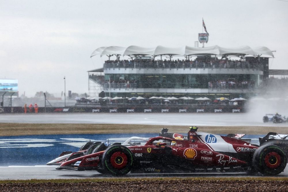 Lewis Hamilton à l'attaque sur Esteban Ocon au moment où la pluie gagnait en intensité.