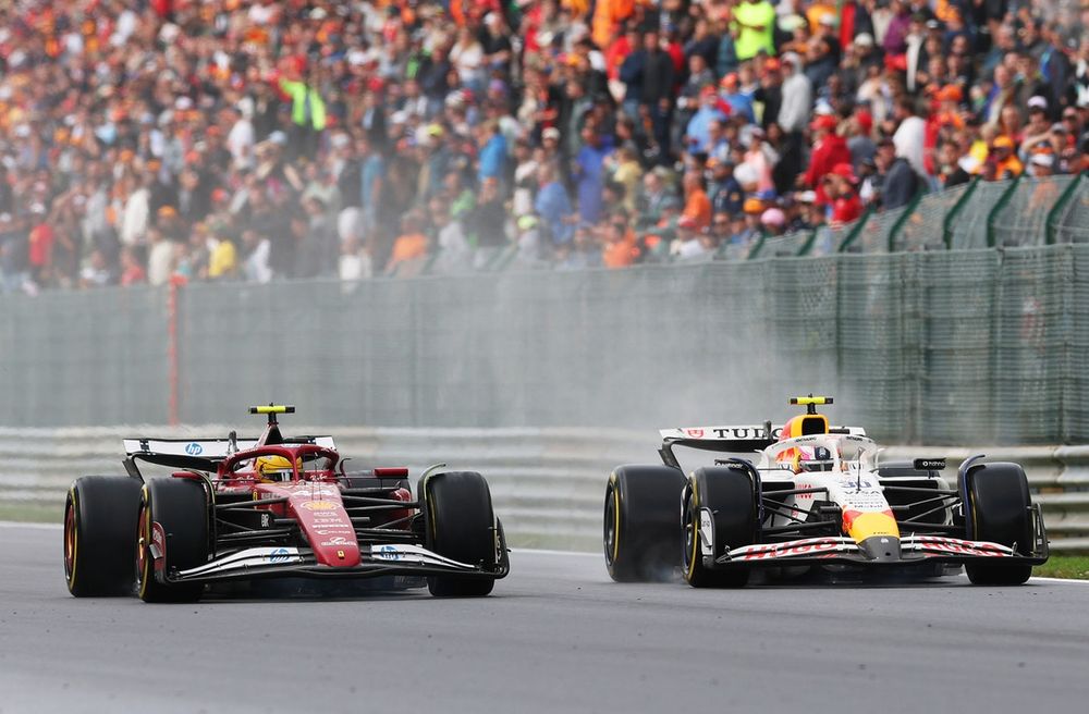 Lewis Hamilton dépassant Liam Lawson lors du GP de Belgique.