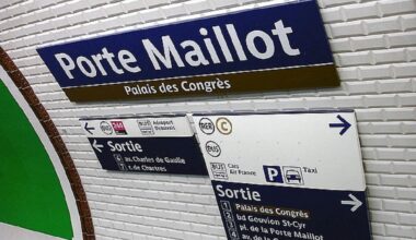 une plaque célébrant les 125 ans du premier métro apposée à la porte Maillot