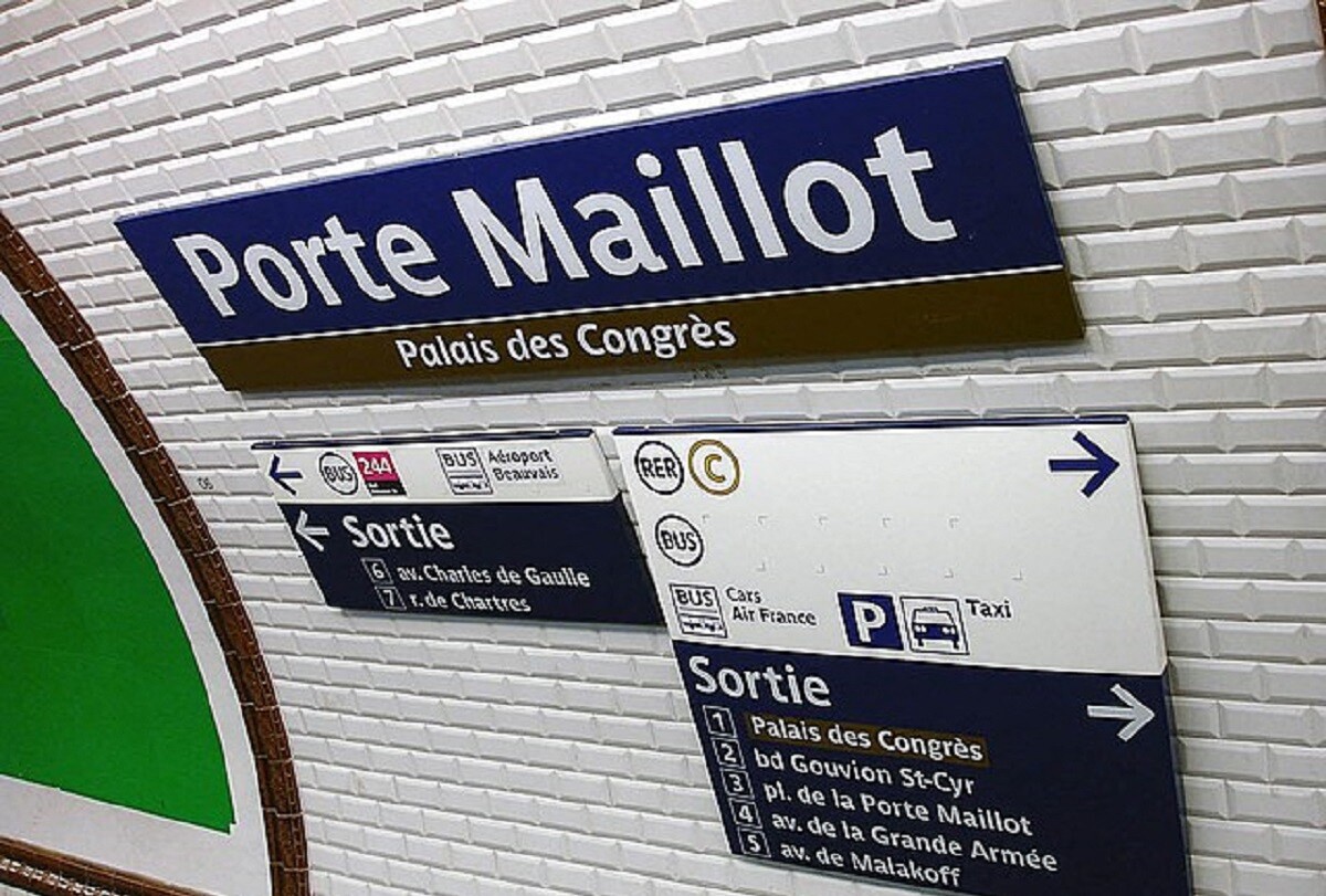 une plaque célébrant les 125 ans du premier métro apposée à la porte Maillot