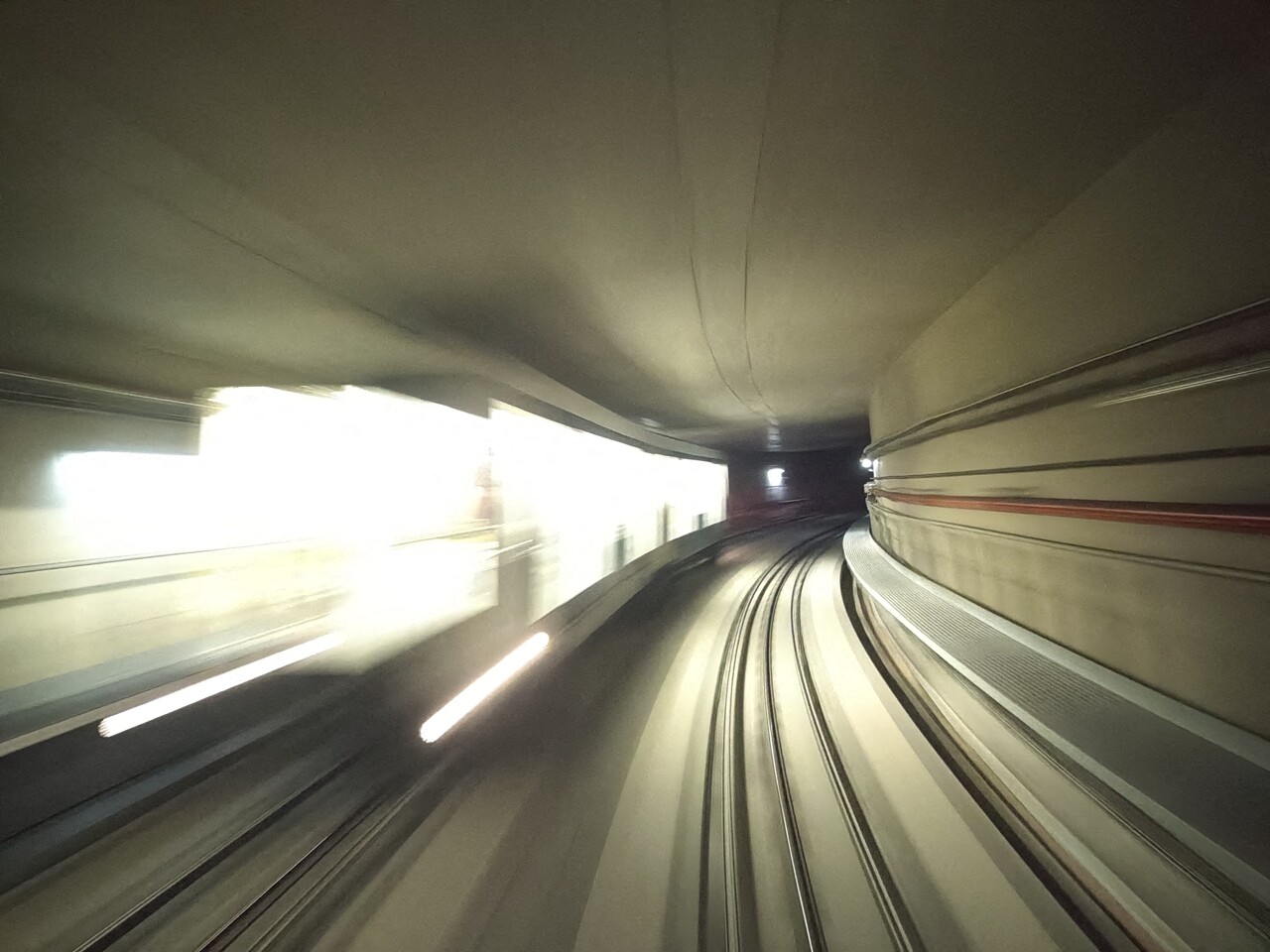 la ligne B interrompue, trois rames évacuées en pleine voie, voici la raison
