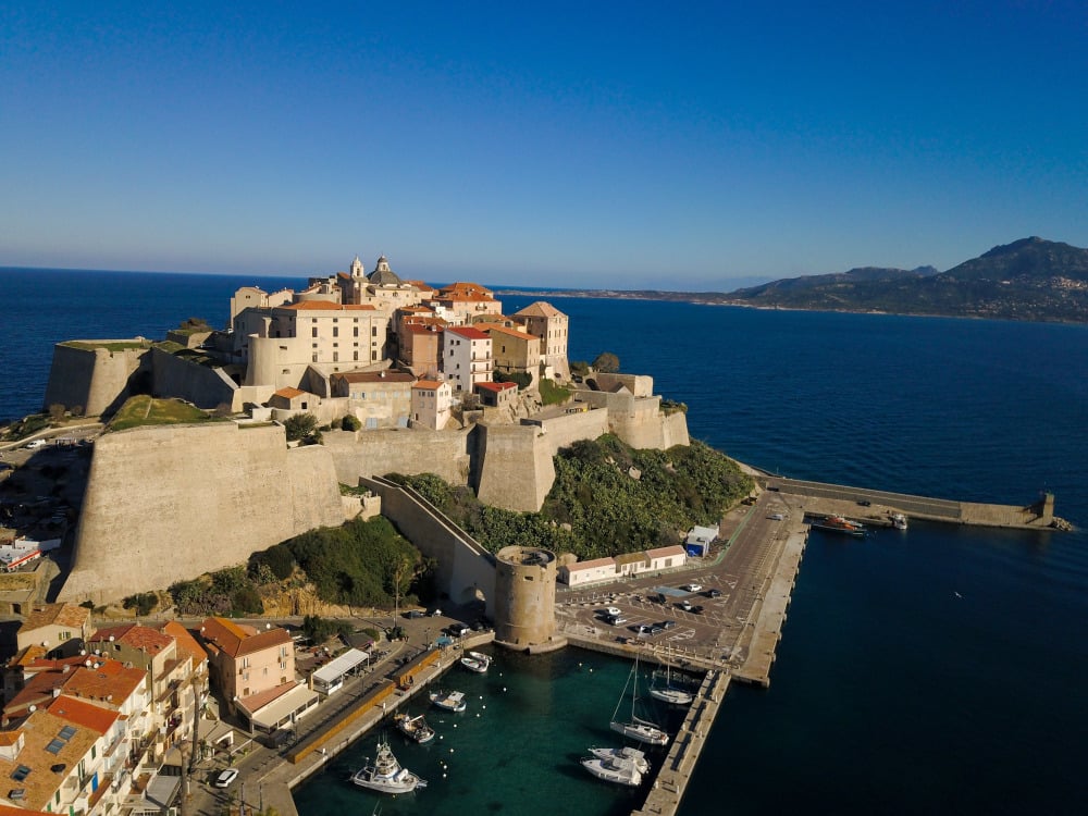 Une personne dans le coma après une agression à Calvi en Haute-Corse, cinq suspects en garde à vue