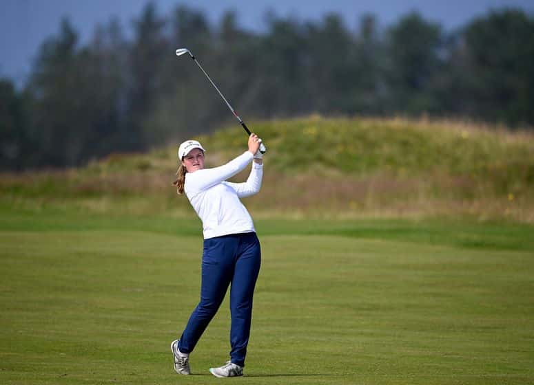 Lottie Woad est déjà dans le coup au Dundonald Links