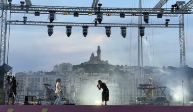 L’artiste Lucky Love embrase le Vieux-Port à Marseille sur une performance profonde et engagée