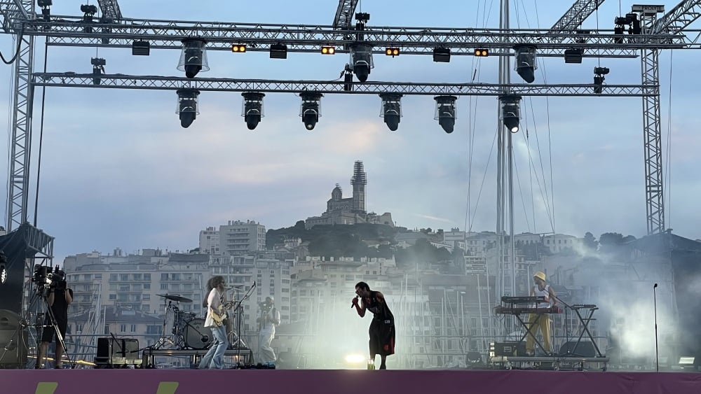 L’artiste Lucky Love embrase le Vieux-Port à Marseille sur une performance profonde et engagée