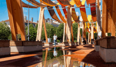 Lyon. Installés sur l'oeuvre Tissage urbain, les brumisateurs de Bellecour posent question