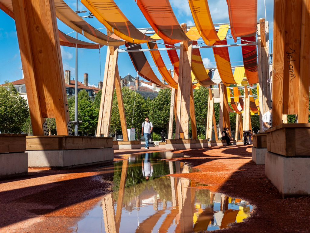 Lyon. Installés sur l'oeuvre Tissage urbain, les brumisateurs de Bellecour posent question