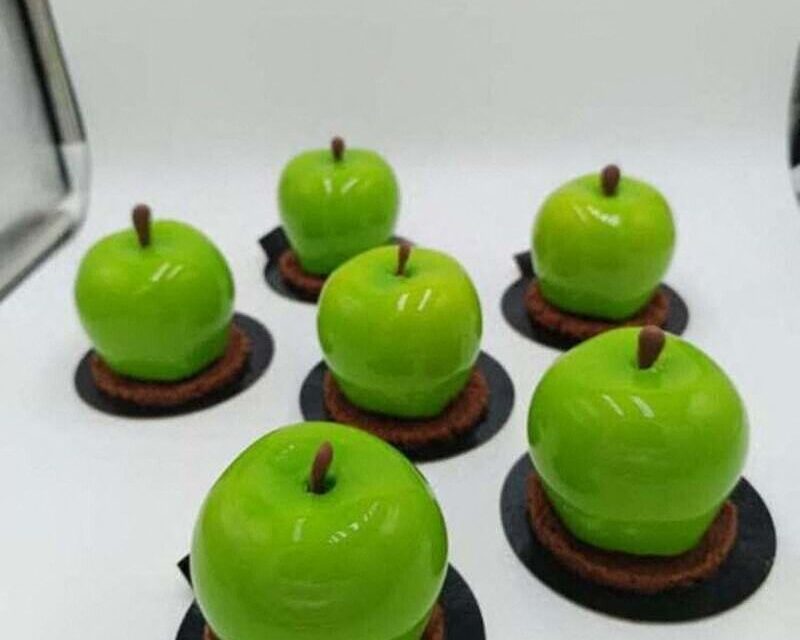 Chez Cédric Lapierre, chaque fruit cache une mousse, un coulis et un croustillant, le tout sous un enrobage chocolaté plus vrai que nature.