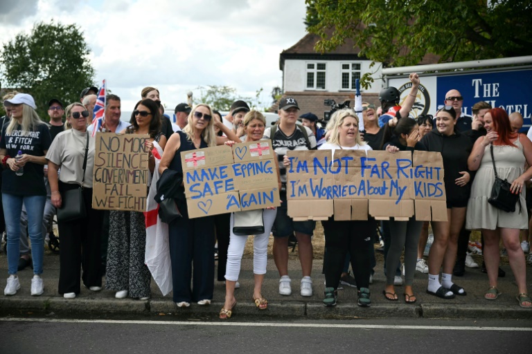 Manifestation devant l'hôtel Bell, censé héberger des demandeurs d'asile, à Epping, au nord-est de Londres, le 20 juillet 2025, après que la police a inculpé un demandeur d'asile pour agressions sexuelles