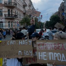 Des manifestants à Kiev dénoncent l'adoption d'une loi qui affaiblit la lutte contre la corruption, le 22 juillet 2025. 