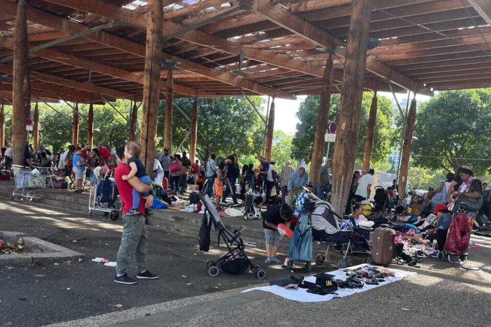 Peu importe les ventes illégales et l'occupation de l'espace publique, la préfète du Rhône estime que ce n'est pas du ressort de la police.