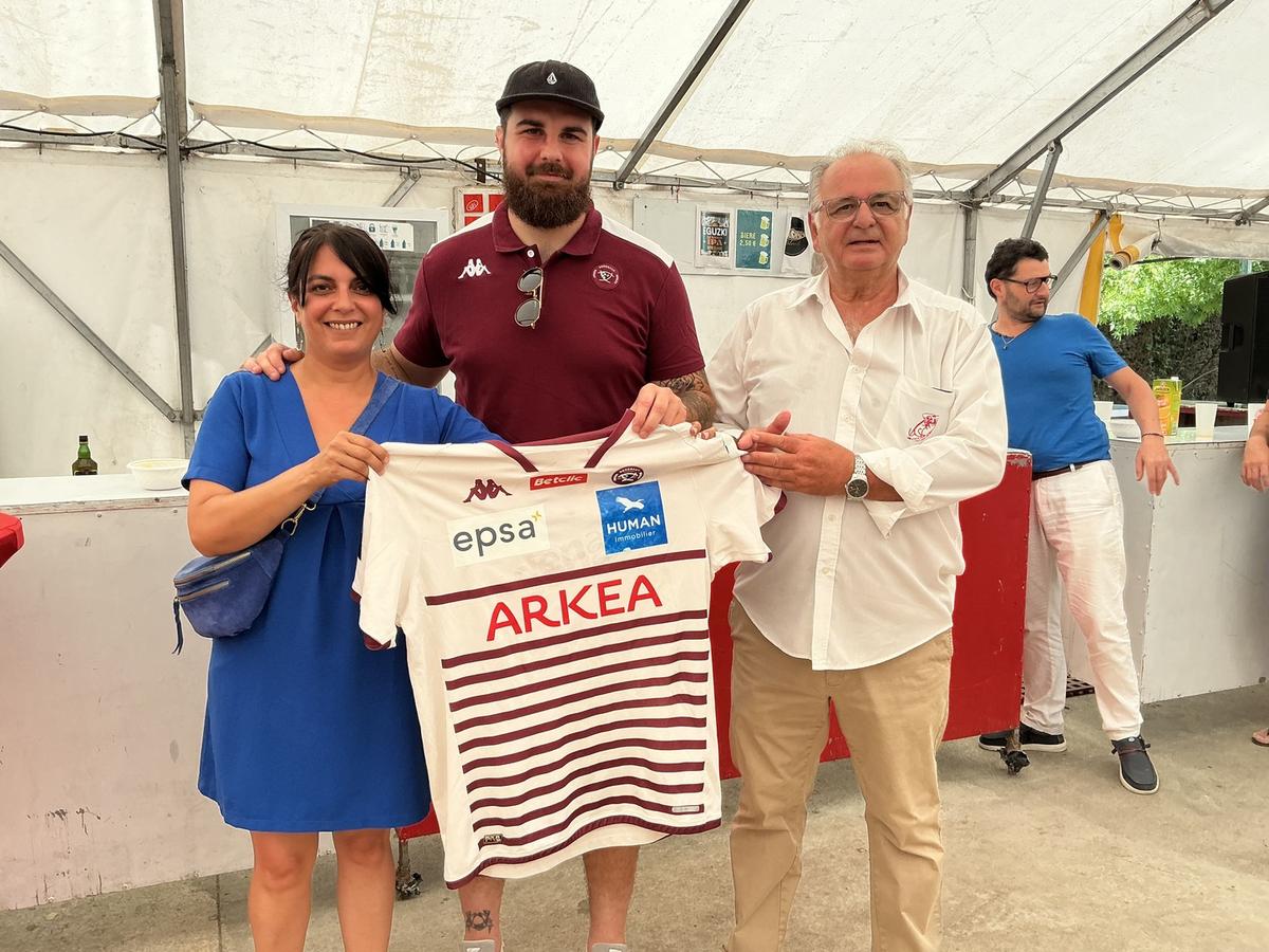 Ugo Boniface a offert un maillot à Julie Castillo et Bernard Tejada.