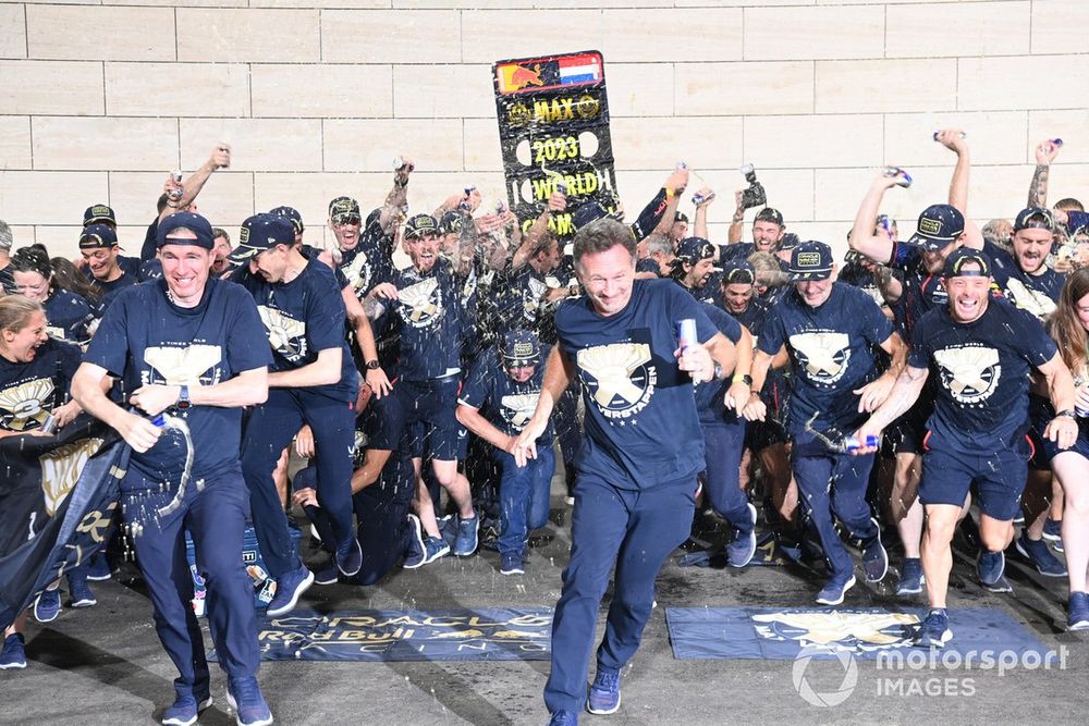 Christian Horner et l'ensemble de l'équipe Red Bull au moment de fêter le titre pilote de Max Verstappen au GP du Qatar 2023.