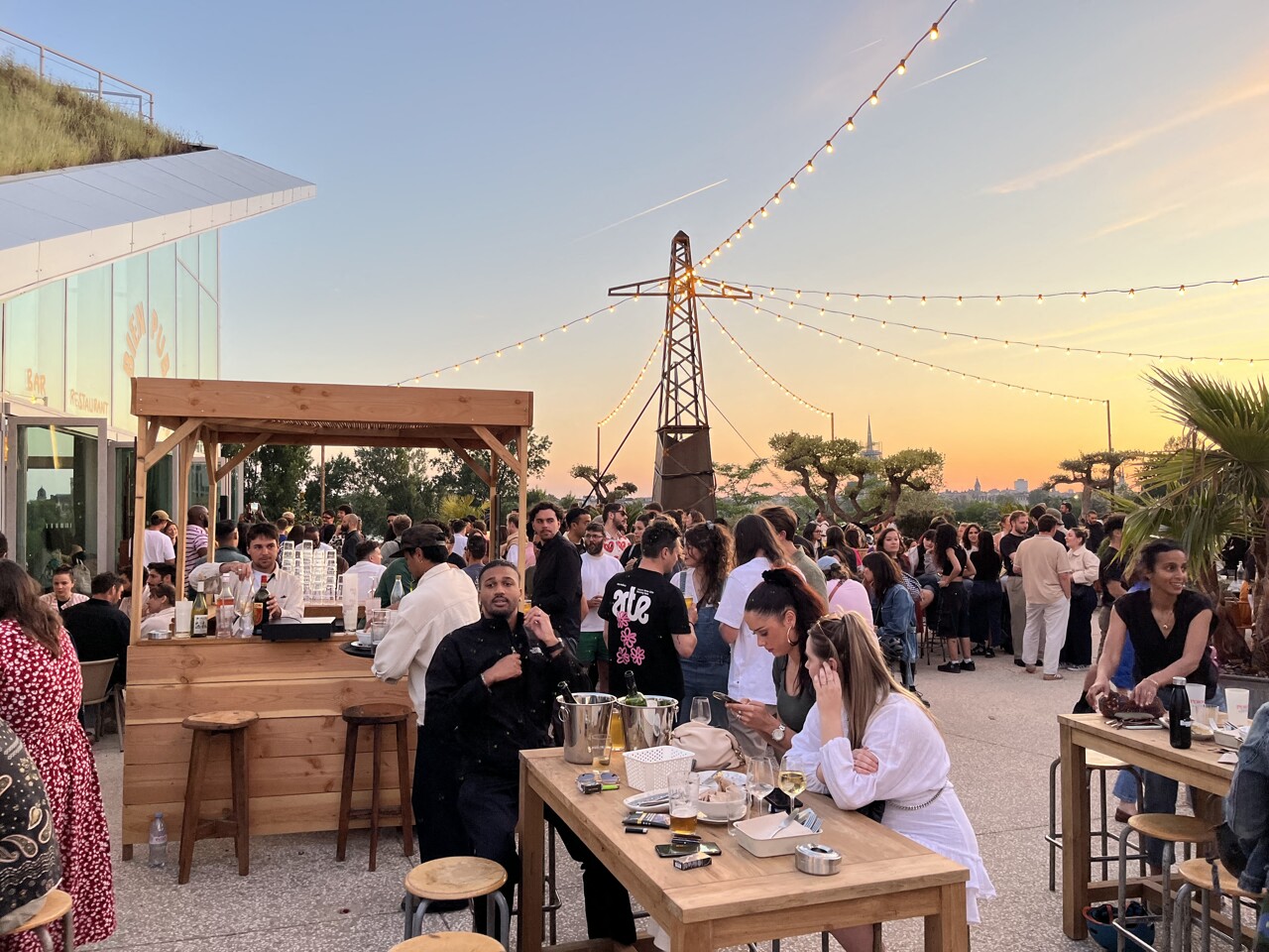 Avec sa vue panoramique, ce nouveau lieu de fête cartonne à Bordeaux : "On ne s'interdit rien"