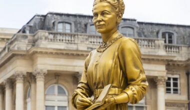 près d'un an après les JO, les statues de femmes éminentes commencent à prendre place à la Chapelle