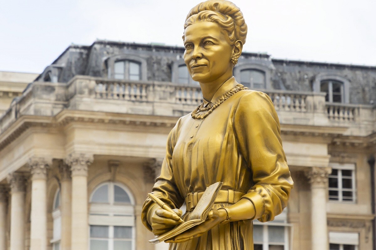 près d'un an après les JO, les statues de femmes éminentes commencent à prendre place à la Chapelle