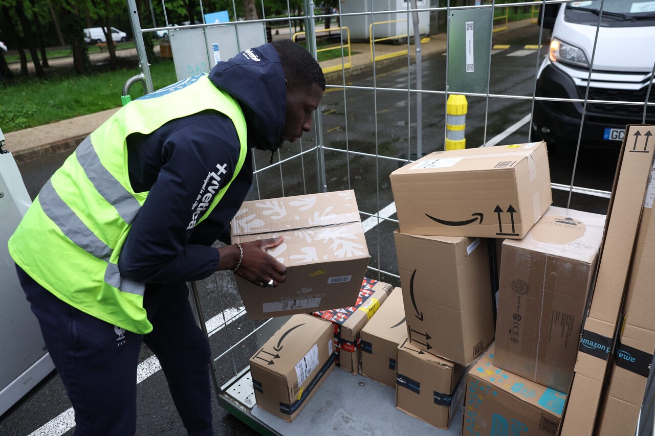 Le géant du e-commerce Amazon ouvre une nouvelle agence de livraison à l'ouest de Paris et recrute en CDI