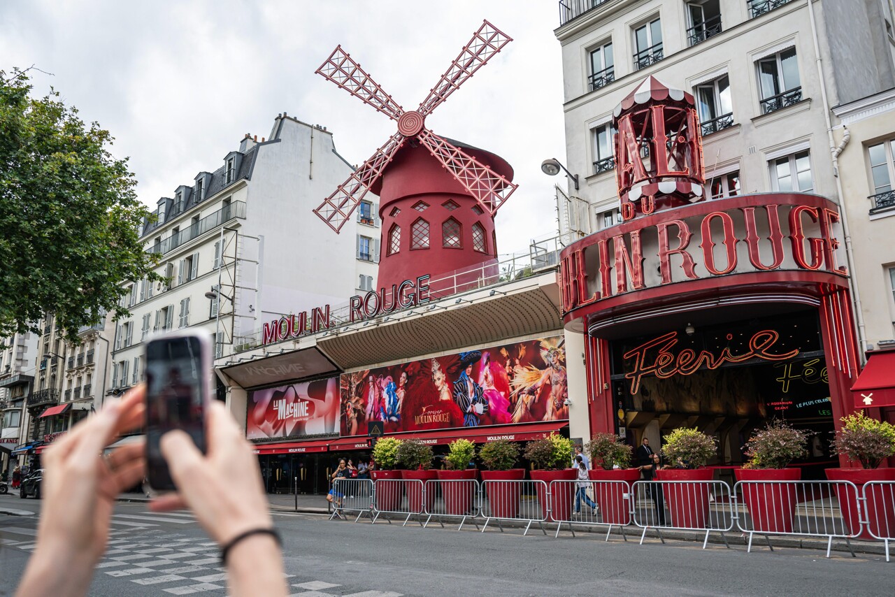 Après leur chute fracassante, assistez à la remise en route des ailes du Moulin Rouge à Paris