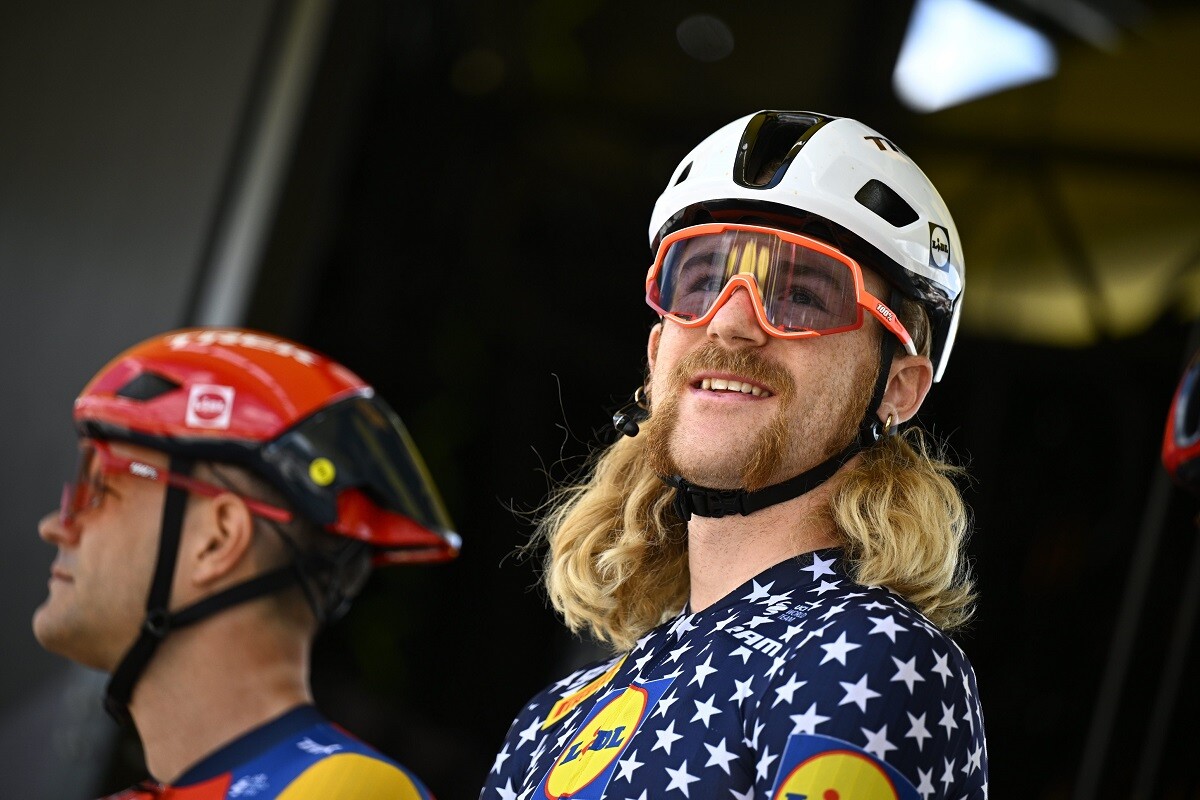 le champion des États-Unis fait sa demande en mariage sur les Champs-Élysées