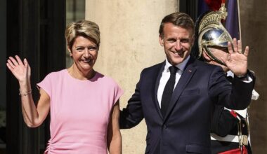 Karin Keller-Sutter affirme qu'Emmanuel Macron soutient la mise en place d'une «plateforme» de négociation entre l'Ukraine et la Russie à Genève